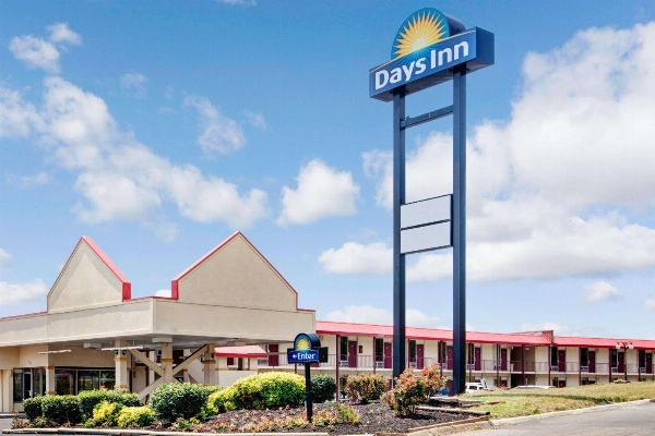 Days Inn by Wyndham Knoxville West image 1