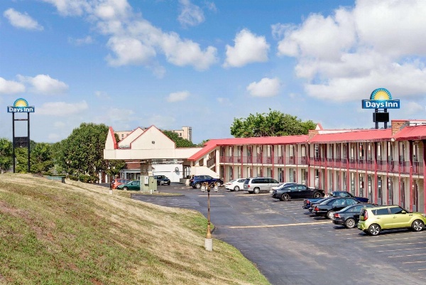 Days Inn by Wyndham Knoxville West image 2