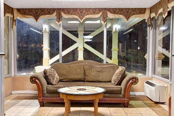 Days Inn by Wyndham Knoxville West image 3