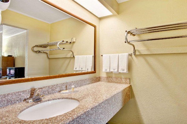 Days Inn by Wyndham Knoxville West image 5