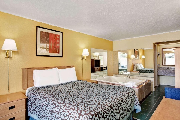 Days Inn by Wyndham Knoxville West image 7